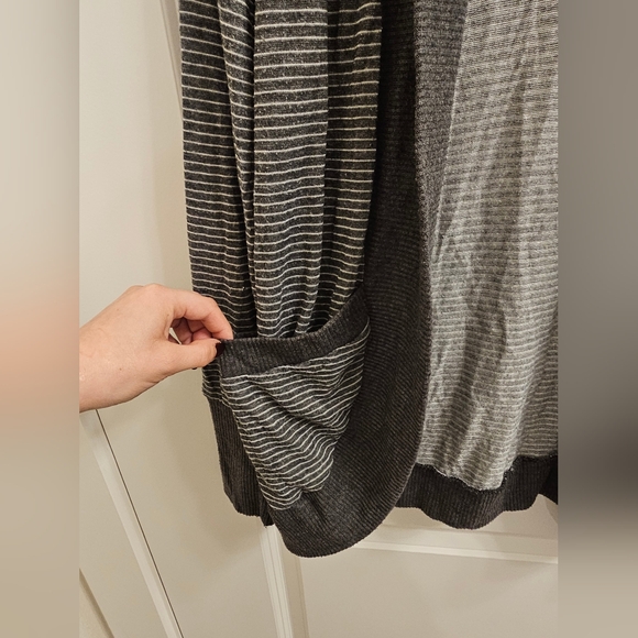 Wet Seal Grey & White Striped Cardigan w/ Pockets - Picture 3 of 6